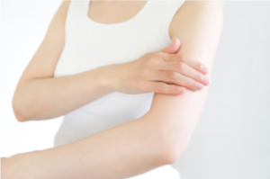右手で左手を撫でている女性