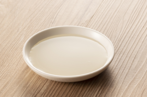 白い丸皿に入ったみりん