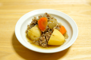 白い丸皿に盛られた肉じゃが