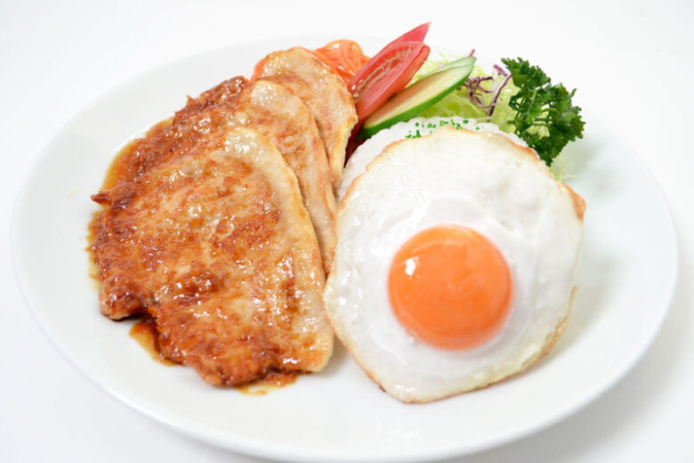 豚肉の生姜焼きプレートと目玉焼きの美味しそうな完成料理写真
