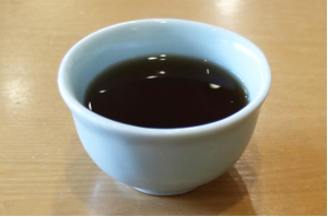 湯飲み茶わんに注がれた濃い色をしたお茶