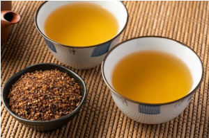 そばの実とお茶が入った湯呑み2つ