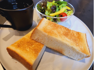 トーストとサラダが乗ったプレート