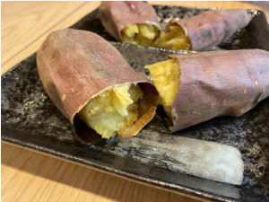 黒い角皿に乗った半分に割られた焼き芋
