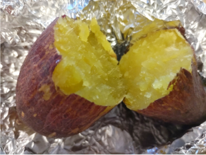 アルミホイルで包まれた半分に割られた焼き芋