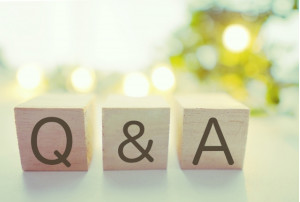 Q&Aと書かれた3つの積木