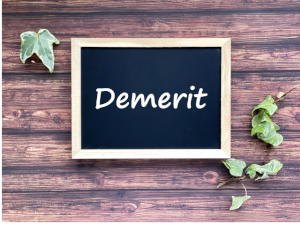 木の枠に囲まれた黒い板に【Demerit】と書いてある