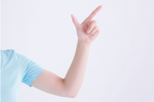 左手の親指人差し指をピストルのように出している
