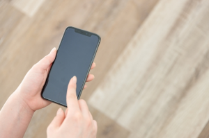 スマホをいじっている手