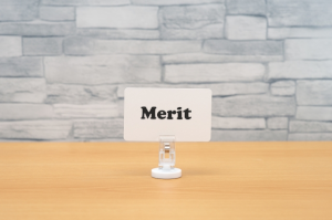 机に置かれたMeritと書かれた紙