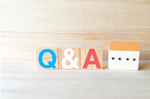 正方形の積木が3つあって、それぞれにQ&Aと書かれている