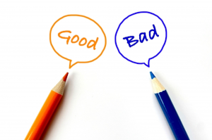 オレンジ色と青色の色鉛筆があり、ペン先に吹き出しでGoodとBadと書かれている