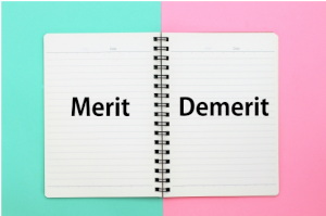 水色とピンクの背景にノートが置かれていてMeritDemeritと半ページごとに書かれている