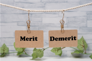 横に張られたヒモに紙を挟んだクリップがついており紙にはMerit･Demeritと書かれている
