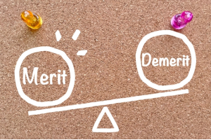 コルクの壁に白色でMerit･Demeritと書かれている
