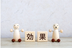 効果と1文字ずつ書かれた積木2つと木で作られた人
