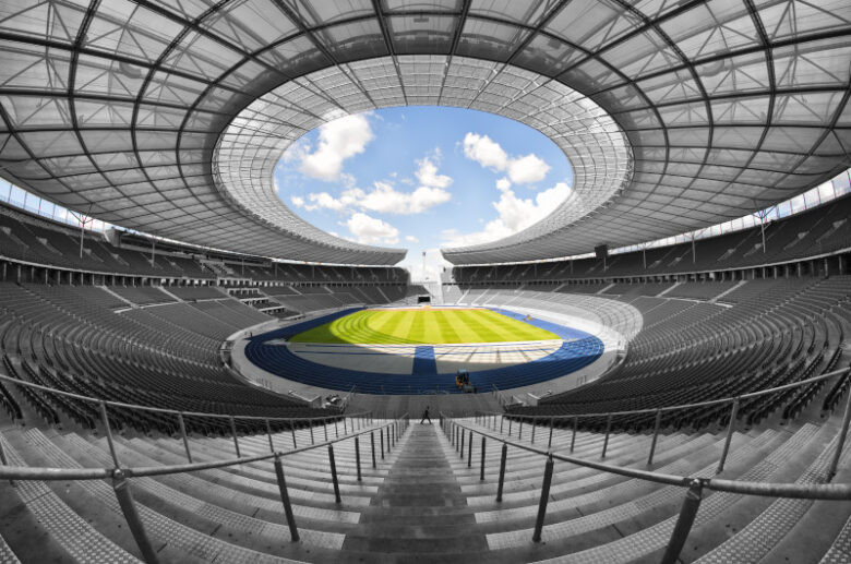 観客席から見下ろした、試合前の広大なスタジアムの景色